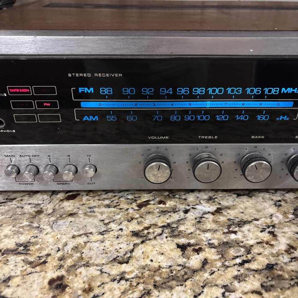 Magnavox MX 1570 Stereo Receiver. Turns On. Untested. Parts Or Repair - Image 3 of 4