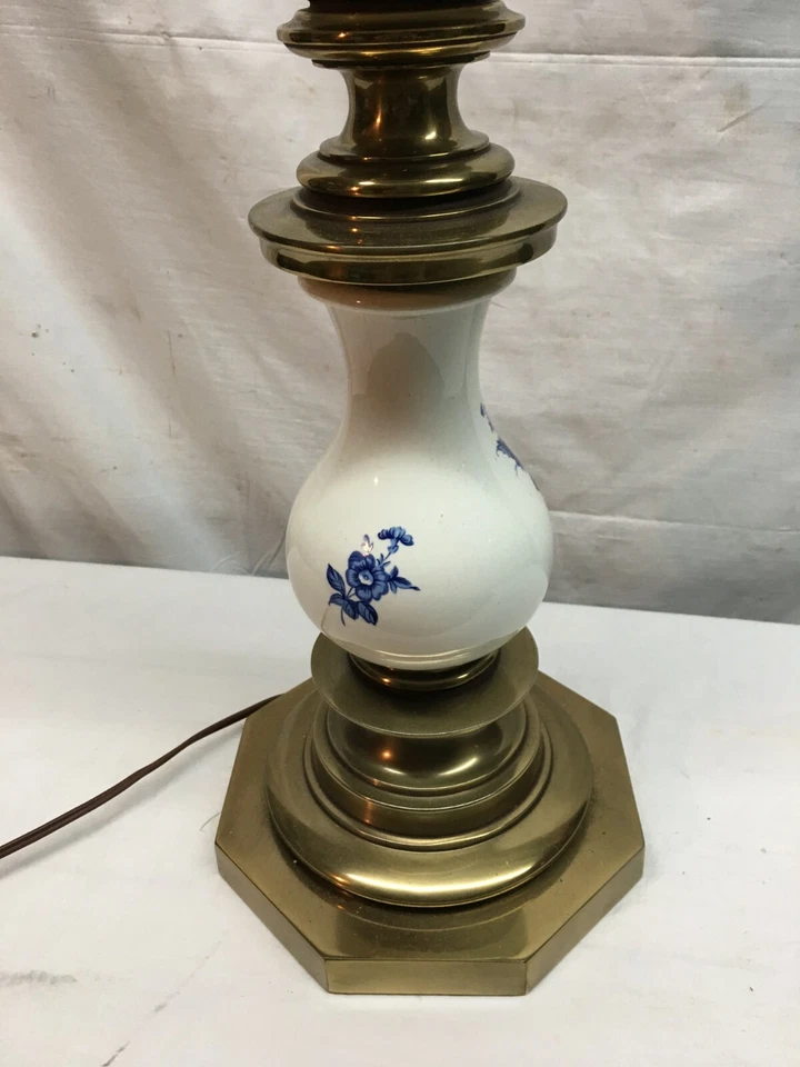 VTG Porcelain White and Blue Floral Table Lamp & Brass 33in Tall 2 Pull Chain - Image 2 of 4