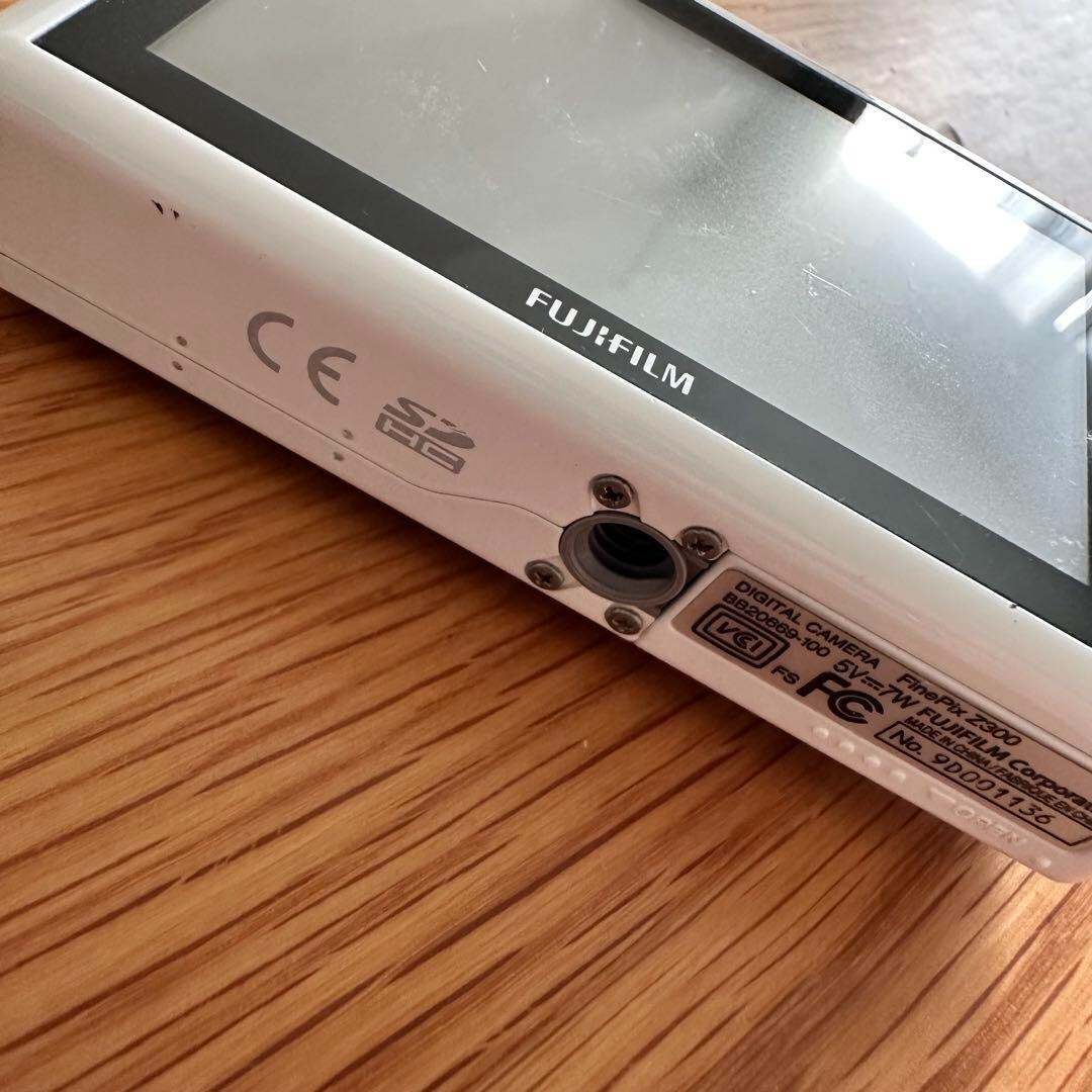 Excellent!! Fujifilm FINEPIX Z300 White 10.0 MP Digital