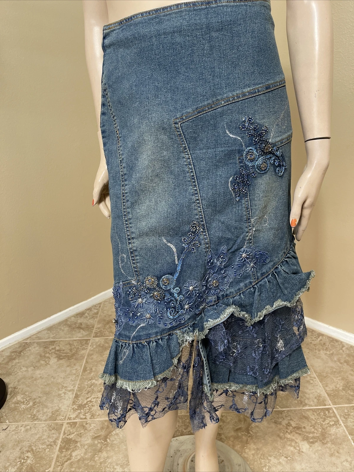 Women’s Blue Silver Denim Cotton Zip Beaded Embroidered Size M(6-8) Skirt 9016
Opens in a new window