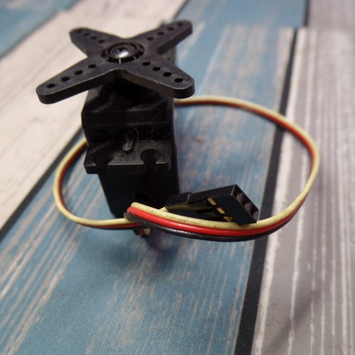 Parallax Continuous Rotation Servo, 4 to 6 VDC, Torque 38 oz-in @ 6 V w/ Plug - Picture 3 of 8