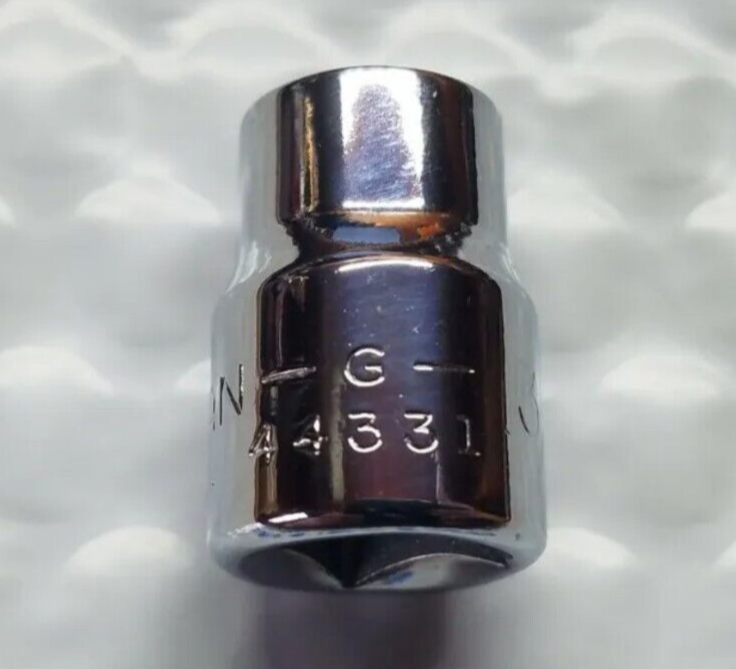 カウン** Dayton Stainless Steel 33 x 19 x 6.4 Equal Double Bowl Drop