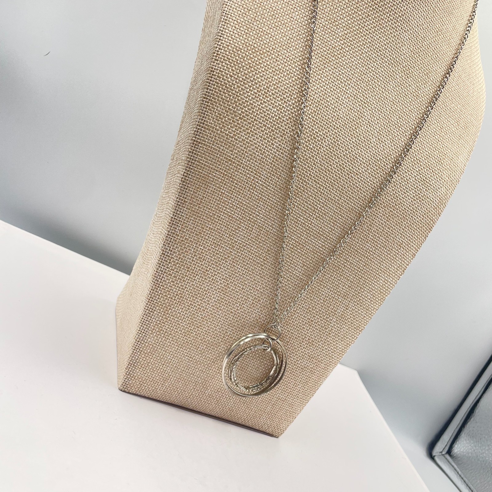 VTG Silver Tone Interlocking Circles Pendant Neck… - image 4