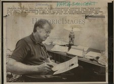 1976 Democratic Presidential Candidate Jimmy Carter Work On Notes 11X8 Photo