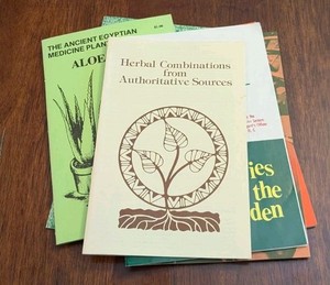 VTG 1970s Lot 6 Gardening Booklets Almanac Lawns, Peaches, Herbs, Aloe Vera JN1