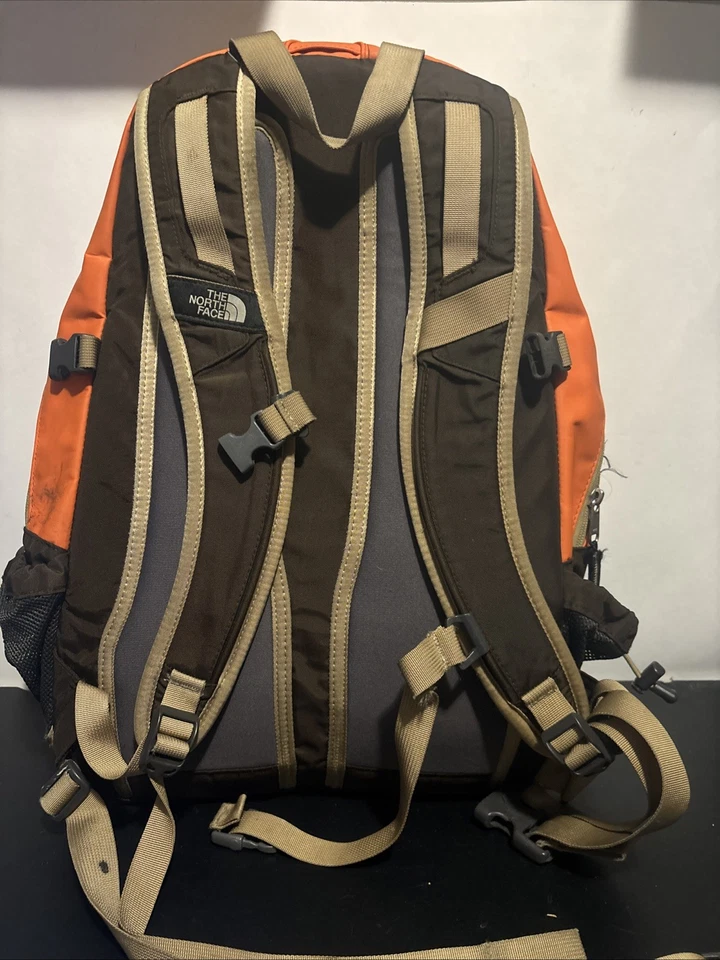 Mochila base The North Face Hot Shot naranja tiene rasguños, Foto 4 de 4