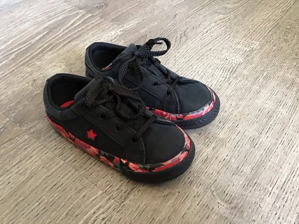 匡威 Converse One Star Ox 学步鞋 黑色 帆布 红色 粉色 花卉 尺码 9 762825F — 第 2/4 张图片