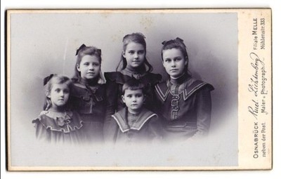 Fotografie Rud. Lichtenberg, Osnabrück, vier Schwestern mit ihrem Kleinen Brude 