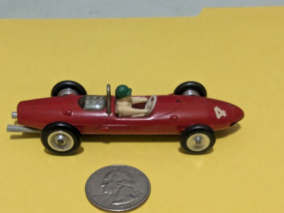 Ferrari F-1 rojo sólido hecho en Francia, número cuatro, vintage, buen estado Foto 4 de 4