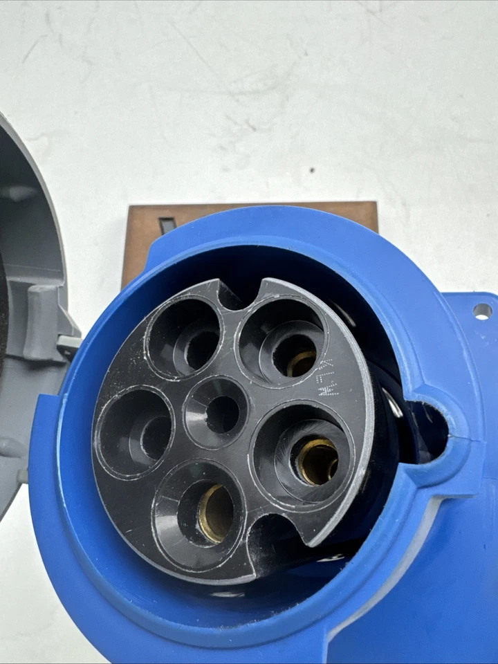 New HUBBELL HBL560R9W 60-Amp Generator Receptacle 560R9W 120/208V 4P5W - Image 4 of 4