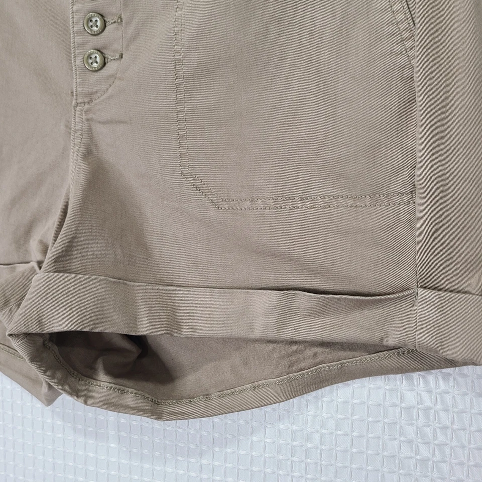 NWT Torrid Womens Sz 16 Beige 5 Button Chino Shorts Cuffed - Image 3 of 4