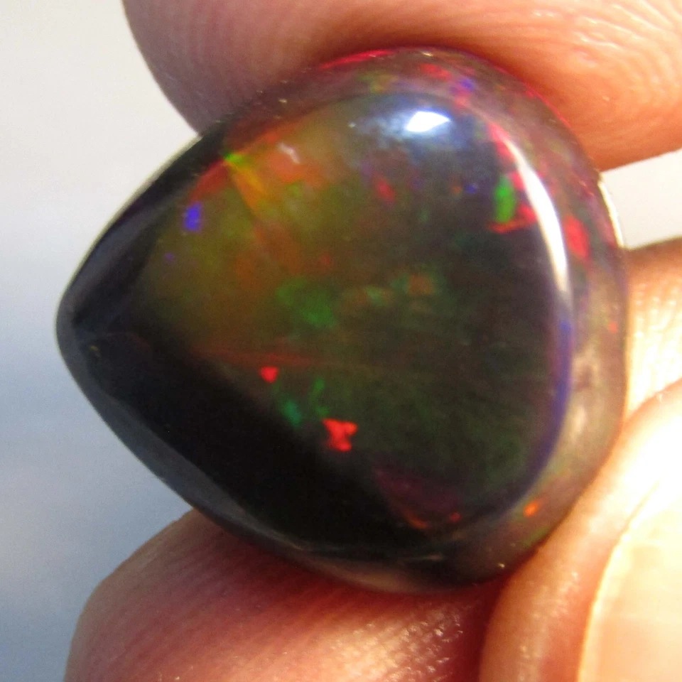 Hermosa piedra preciosa natural con forma de pera de ópalo negro de 11,60 quilates de Etiopía Foto 2 de 4