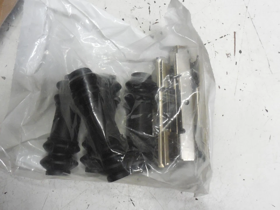 Kit de herrajes de freno de disco trasero Dorman 5826k para 99-04 Ford F-450 Super Duty F-53 Foto 2 de 4