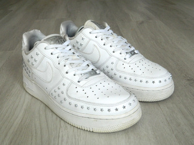 Nike Air Force 1 07 XX Herren Sportschuhe weiß Sterne Nieten Größe 8 / 42,5