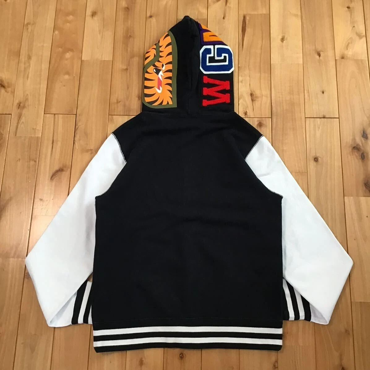 A BATHING APE (BAPE) Giacca BAPE A scimmia da bagno varsity "shark" full zip cappuccio nero bianco maniche