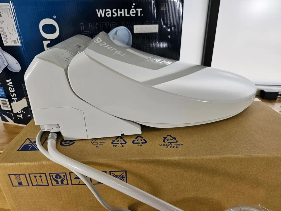 TOTO T1SW2491#01 Washlet Elongated Bidet Toilet Seat w/ Remote Control - Image 4 of 4