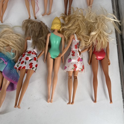 Lot 16 Barbie Dolls And Other Brands Please See Pictures ! - Picture 11 of 15