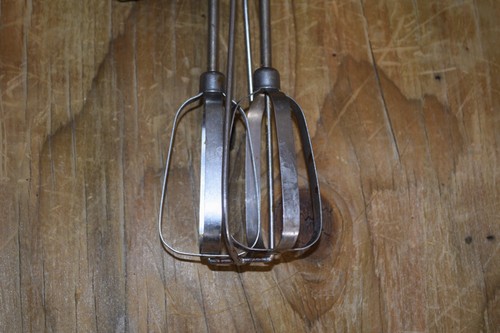 Frullatore sbattitore uova a mano selce vintage metallo utensile da cucina arredamento retrò da collezione - Foto 2 di 7