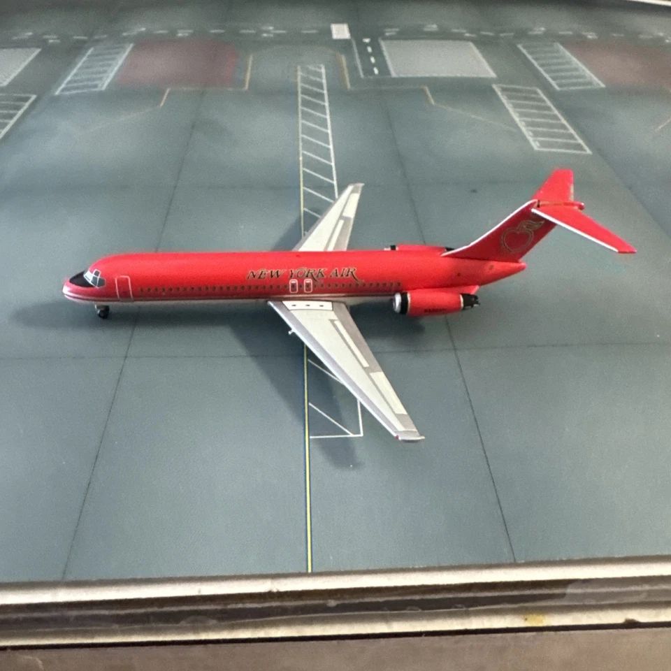 Avión comercial Phoenix Models escala 1:400 modelo diecast NY Air DC-9 N556NY Foto 4 de 4