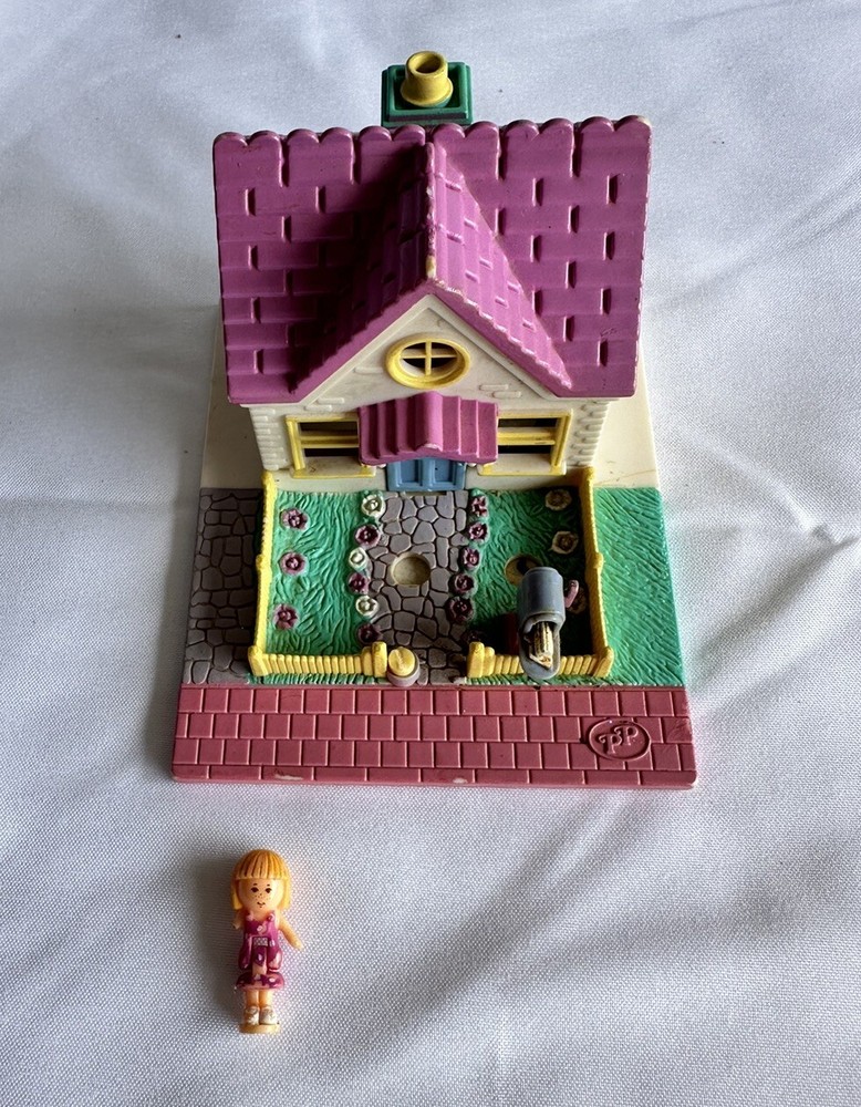 Polly Pocket Bluebird Cozy Cottage Sleepover (Pollyville) And Doll