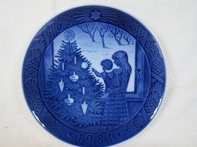 Royal Copenhagen 1981 Christmas Plate Admiring The Christmas Tree Blue and White