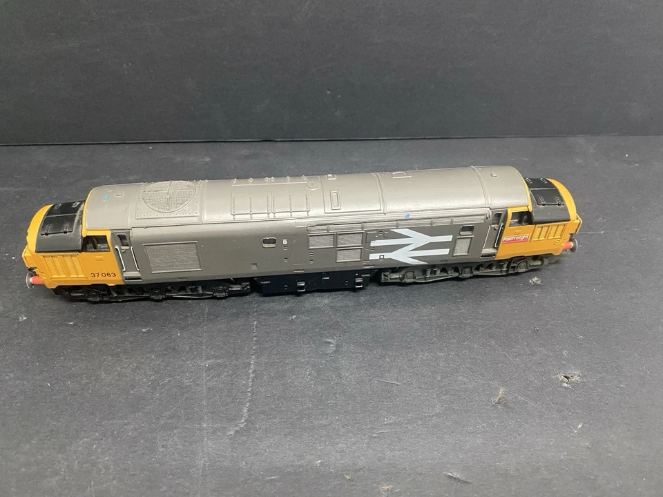 Lima 204979 OO  Class 37 Diesel Engine  BR Railfreight Grey Livery 37063 C49 - Image 2 of 4