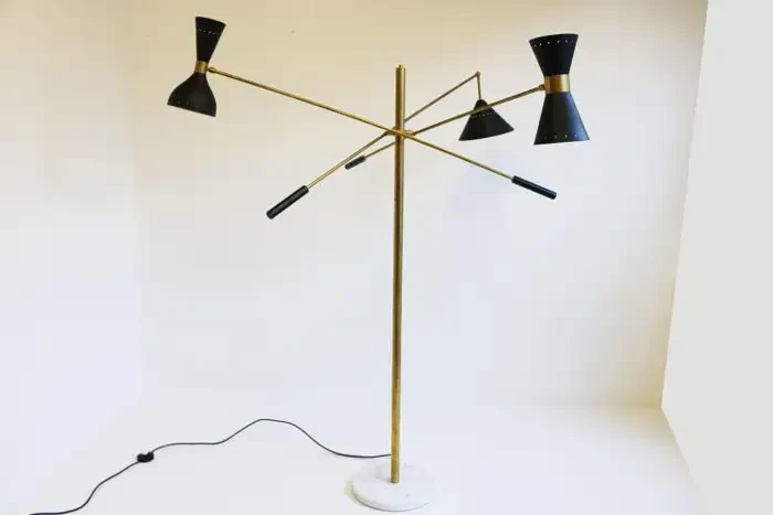 Lampada da terra stile Stilnovo in ottone grezzo Mid-Century 1950 con base in...