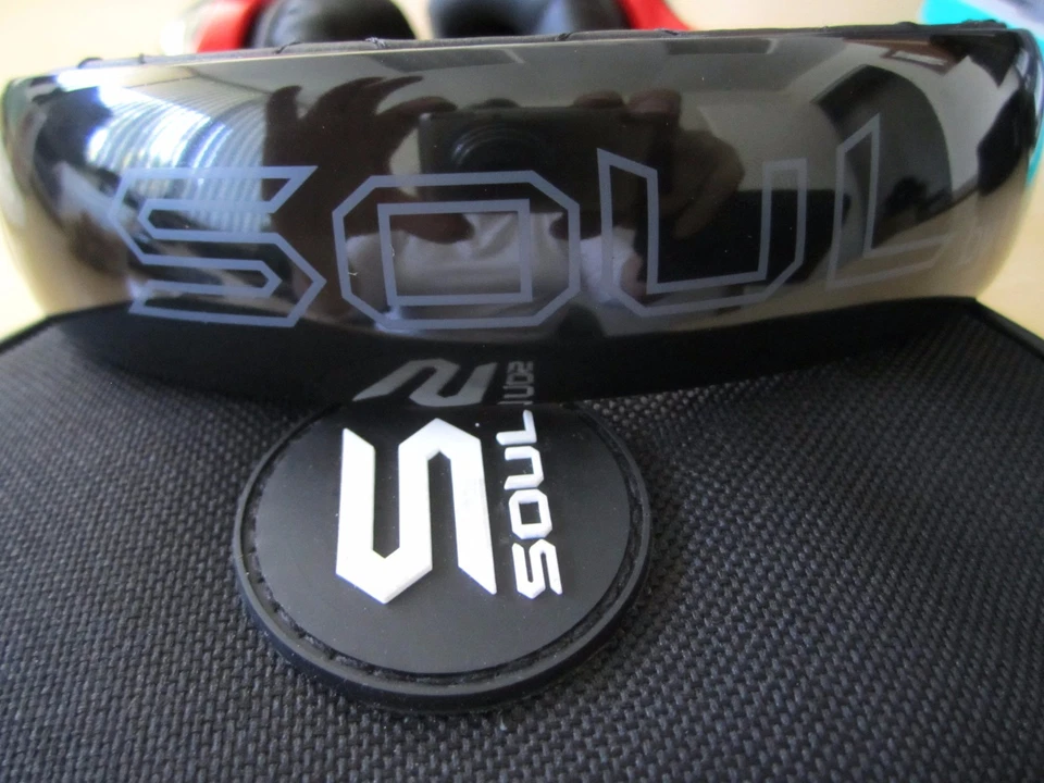 Auriculares SOUL Ludacris SL100 aislamiento de sonido de alta definición en estuche de transporte borde rojo Foto 4 de 4