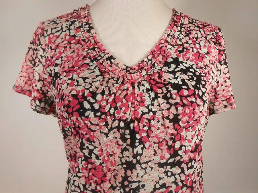 Genial Blusa Para Mujer Mediana Colección 212 Diseño Pétalos Rosa Manga Corta Cuello en V Foto 2 de 4