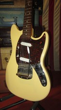Pre Owned 2004 Fender Mustang White