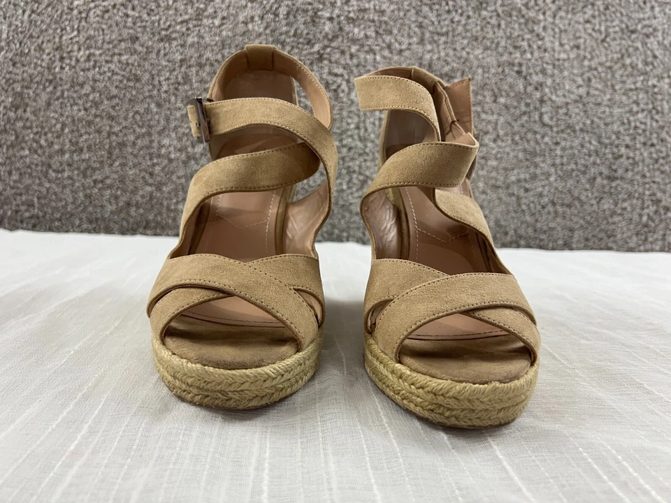 Sandalia de cuña beige corcho Charles by Charles David tacón hebilla para mujer talla 8M Foto 2 de 4