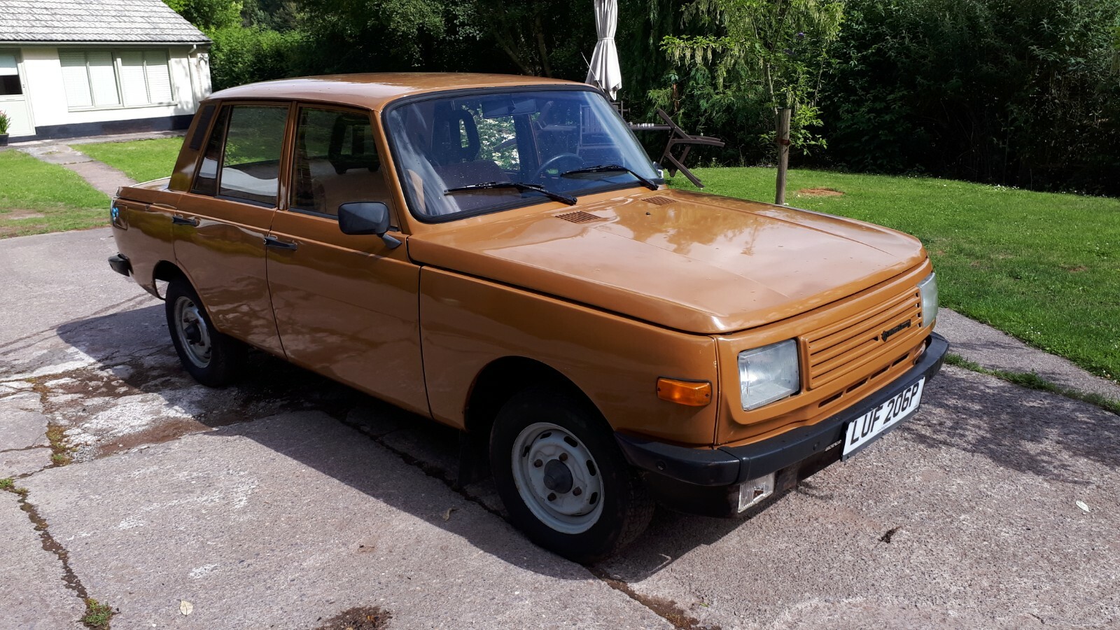 Image 11 - Damaged-Wartburg-353-991cc-2-stroke