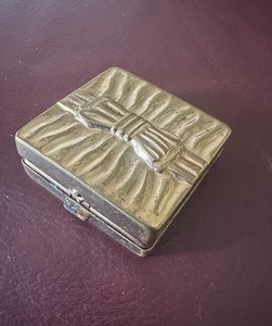VTG SMALL HOUSE OF GOURIELLI GOLD W BOW Mirror COMPACT