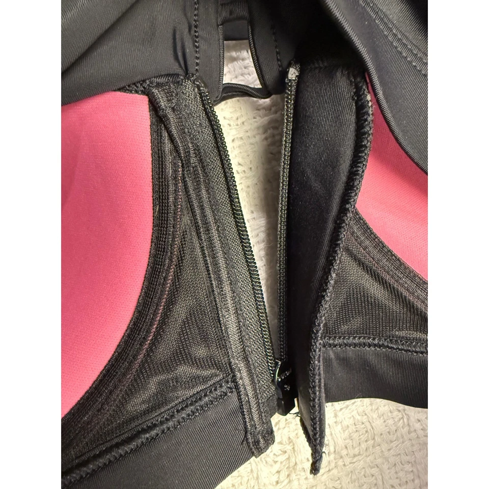 Sujetador deportivo Victoria's Secret rosa Ultimate push up negro con tiras cremallera trasera Foto 4 de 4