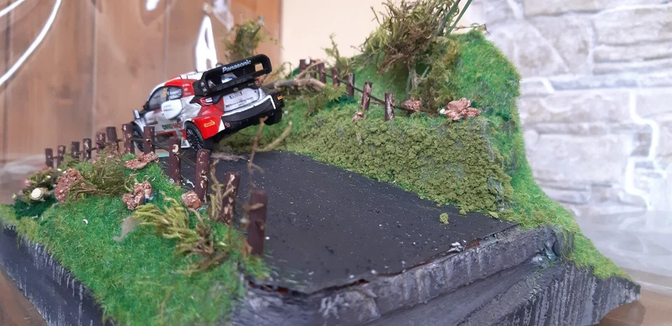 Toyota GR Yaris Rally 1 scala 1/43 diorama - Immagine 3 di 4