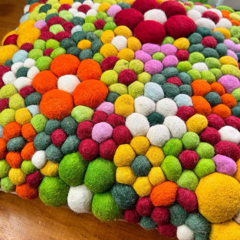 Almohada de plumón abstracta de lana orgánica YaYa & Co Lolly 20x20 colorida Foto 4 de 4