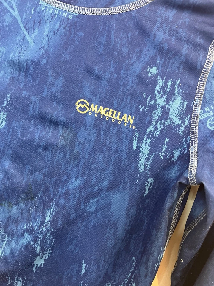 Camisa de rendimiento Magellan para pesca al aire libre azul manga camuflada para niños Foto 3 de 4