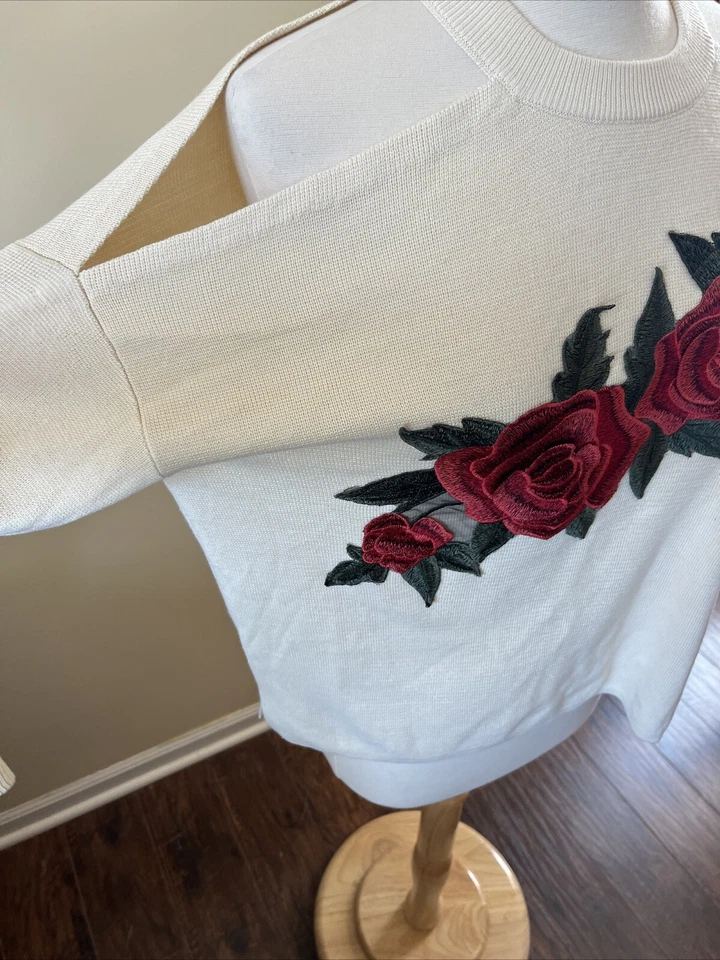 Flying Tomato Boho Cold Shoulder B  Rose Sweater Size Large Cream - Imagem 4 de 4