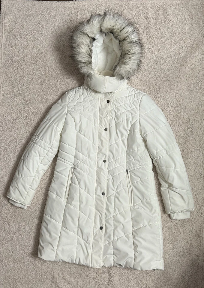 Chaqueta de esquí acolchada Jones New York Off-White con capucha de piel sintética Foto 3 de 4