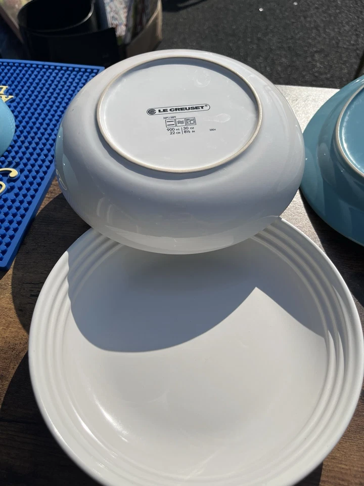 Vajilla de gres Le Creuset, platos de pasta blanca caribeña y crujiente vintage Foto 3 de 4