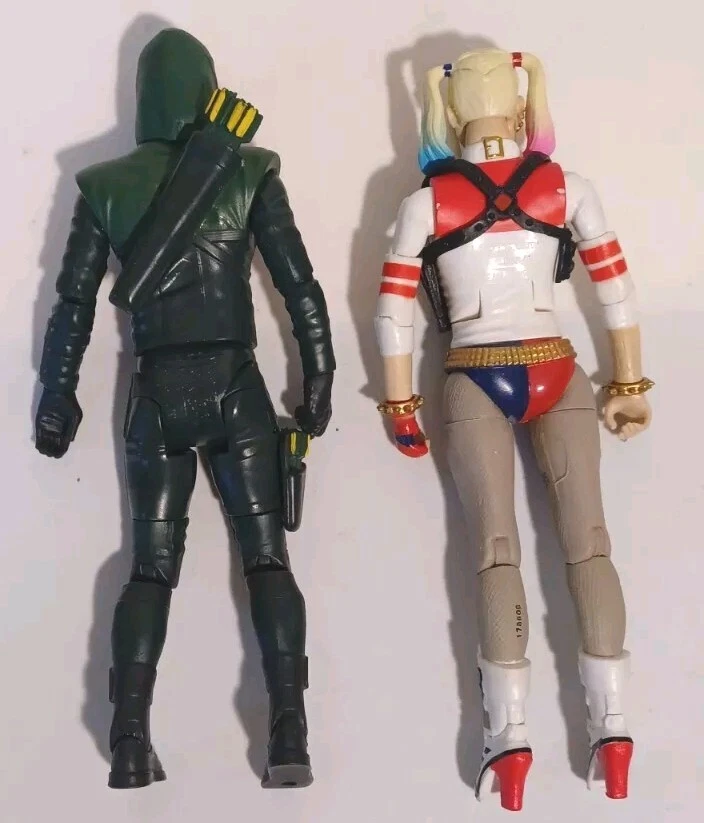 Lote de 2 bonecos Mattel DC 6" série multiverso Arrow & Harley Quinn - Imagem 4 de 4