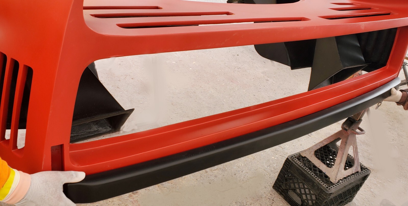 Ferrari F40:  Rear Black Strip "Bumper" 62902100