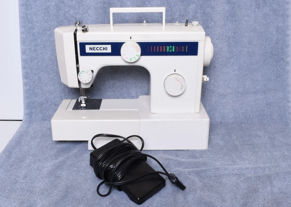 Máquina de costura Necchi modelo 3101 FA estofamento de couro resistente - Imagem 3 de 4