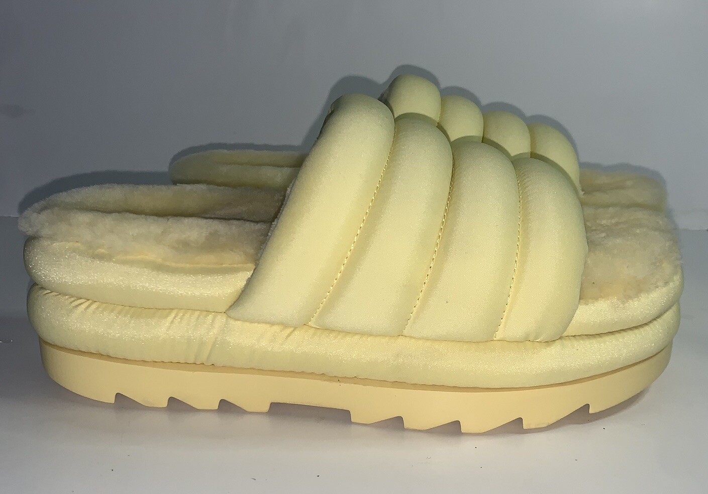 PANTOFOLA D’ORO Sandalo slip on in pelliccia UGG da donna Puft Maxi Slide giallo plateau taglia 8