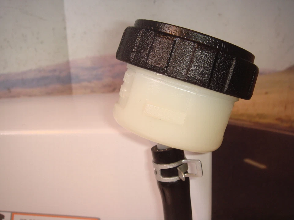 Conjunto de cilindro maestro trasero Harley XL Sportster negro 07-13 V-Twin 23-0021 Y2 Foto 4 de 4