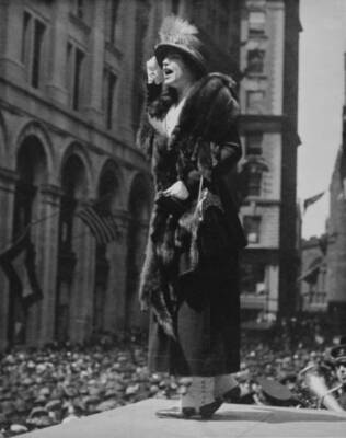 American actress & vaudeville performer Ray Cox talking a large cr Old Photo