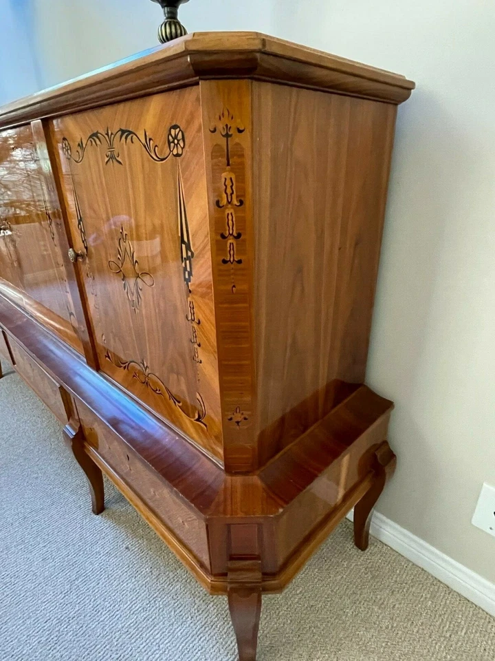 Aparador húngaro Art Deco con incrustaciones de madera exótica de ébano y madera de limón Foto 3 de 4