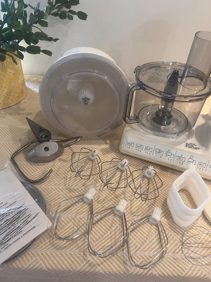 Misturador Universal Bosch 700 Watts MUM6621UC Misturador Tigela Acessórios Fatiador Funcionando - Imagem 3 de 4