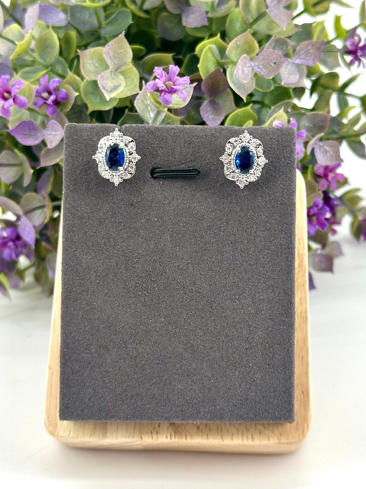 Boucles d'oreilles pierre bleue et oxydes de zirconium pour vos tenues de bureau et soirées