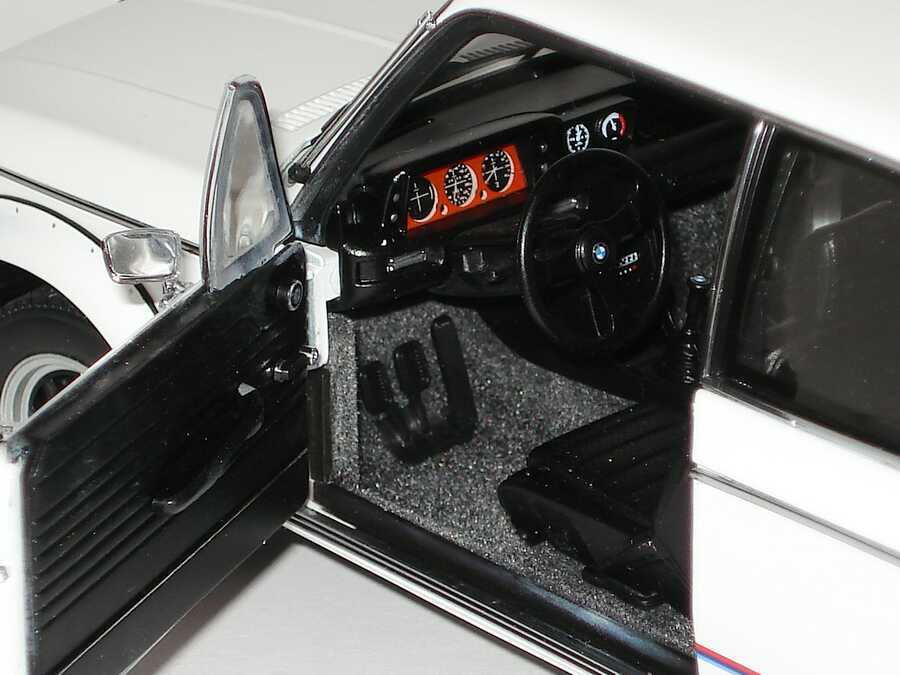 1/18 AutoArt Millennium BMW 2002 Turbo White Diecast Car 1/18 AutoArt Millennium BMW 2002 Turbo White Diecast Car